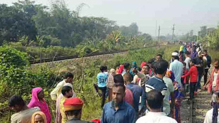 গাজীপুরে ২ সন্তান নিয়ে ট্রেনের নিচে ঝাঁপ দিলেন মা